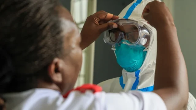 Mentre il mondo osserva le segnalazioni di peste in Russia, la mortale Ebola sta oltrepassando i confini