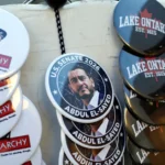 Come americano laggiù, pensavo di essere sfuggito a Trump. Adesso anche qui ci sono i mini trionfi