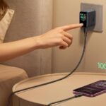 Ottieni questo caricabatterie a tre porte da 100 W con schermo integrato per soli $ 42