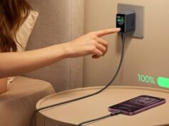 Ottieni questo caricabatterie a tre porte da 100 W con schermo integrato per soli $ 42