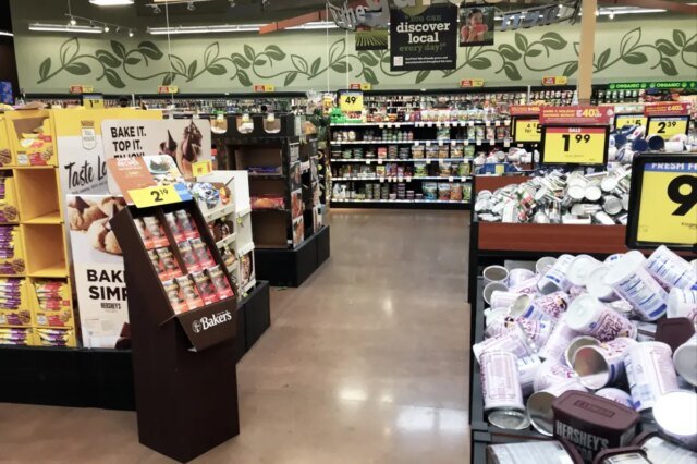 I lavoratori di Kroger devono affrontare un nuovo codice di abbigliamento mentre il colosso della spesa pubblica il primo aggiornamento politico in un decennio I lavoratori di Kroger devono affrontare un nuovo codice di abbigliamento mentre il colosso della spesa pubblica il primo aggiornamento politico in un decennio