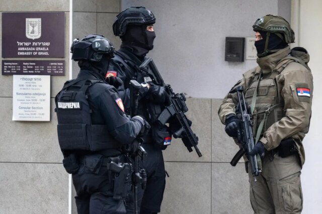 Attentati minori da parte di un poliziotto sostenitore dell’ISIS di guardia all’ambasciata israeliana a Belgrado con coltelli – prima di essere colpito a morte: rapporto