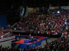 Il pubblico di Trump nel Kansas “ha fatto saltare il tetto dell’arena”