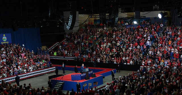 Il pubblico di Trump nel Kansas “ha fatto saltare il tetto dell’arena” Il pubblico di Trump nel Kansas “ha fatto saltare il tetto dell’arena”