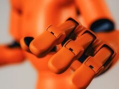La polizia tedesca indaga dopo che un robot si è avvicinato di nascosto e ha aggredito sessualmente un’adolescente