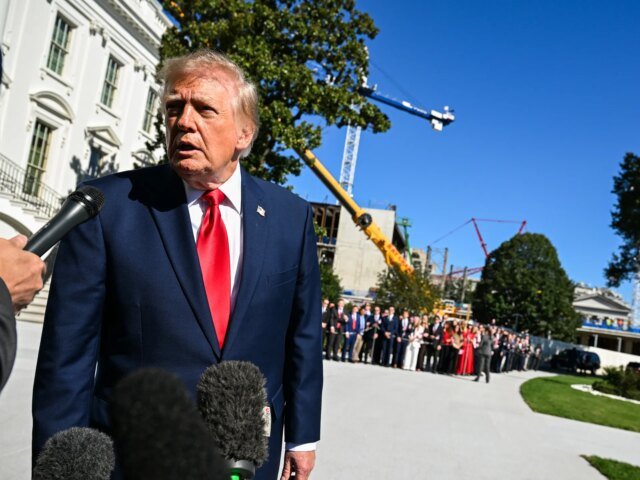 I democratici fanno causa al presidente americano Trump per la campagna pubblicitaria finanziata dai contribuenti I democratici fanno causa al presidente americano Trump per la campagna pubblicitaria finanziata dai contribuenti