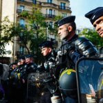 La Francia è al limite con 70.000 poliziotti schierati per disordini mentre le autorità indagano su un sospetto attacco terroristico vicino a Parigi