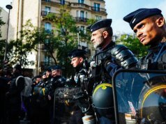 La Francia è al limite con 70.000 poliziotti schierati per disordini mentre le autorità indagano su un sospetto attacco terroristico vicino a Parigi