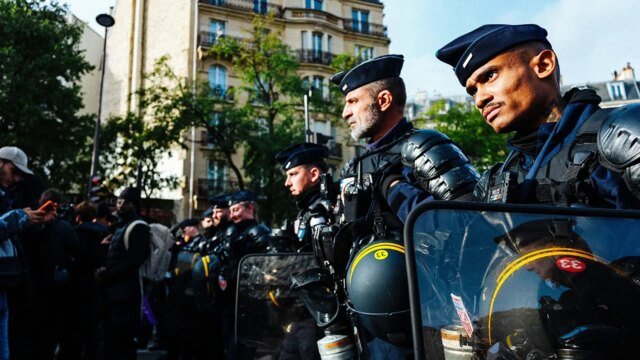 La Francia è al limite con 70.000 poliziotti schierati per disordini mentre le autorità indagano su un sospetto attacco terroristico vicino a Parigi La Francia è al limite con 70.000 poliziotti schierati per disordini mentre le autorità indagano su un sospetto attacco terroristico vicino a Parigi