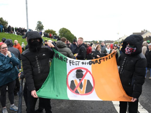 Il Sinn Fein dell’Irlanda del Nord affronta l’indagine della polizia mentre le tensioni di protesta aumentano