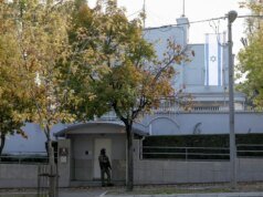 Ucciso l’aggressore che gridava “Allahu Akbar” davanti all’ambasciata israeliana in Serbia, dice la polizia