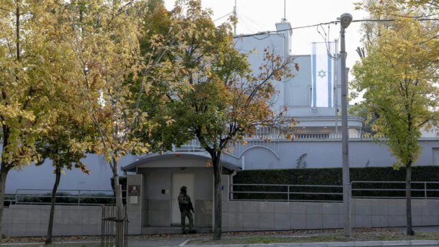 Ucciso l’aggressore che gridava “Allahu Akbar” davanti all’ambasciata israeliana in Serbia, dice la polizia