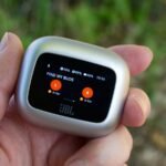 Questi auricolari JBL hanno un suono eccezionale, uno schermo sulla custodia e ora sono scontati del 42%.