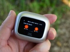 Questi auricolari JBL hanno un suono eccezionale, uno schermo sulla custodia e ora sono scontati del 42%.