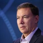 Il CEO di Yahoo avverte che l’intelligenza artificiale rappresenta una minaccia “esistenziale” per gli editori