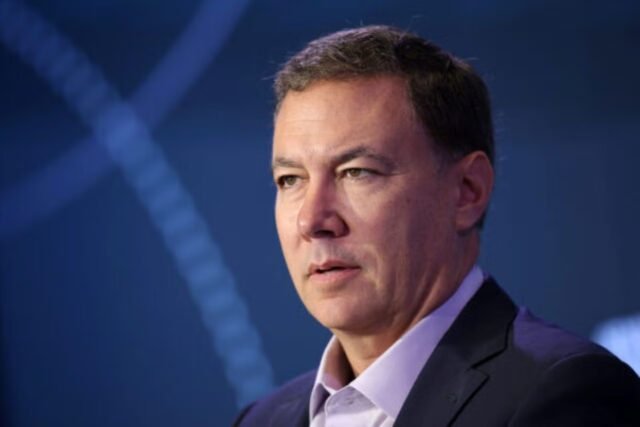 Il CEO di Yahoo avverte che l’intelligenza artificiale rappresenta una minaccia “esistenziale” per gli editori