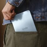 Il Kindle di Amazon ha appena ricevuto un importante aggiornamento: velocità più elevate, guscio in alluminio e un tanto atteso dispositivo per girare le pagine