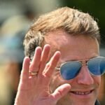Macron offre “Au Revoir” alla Francia in fiamme e fugge in Kuwait per un tour in Medio Oriente