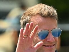 Macron offre “Au Revoir” alla Francia in fiamme e fugge in Kuwait per un tour in Medio Oriente
