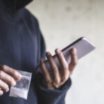Un uomo accusato di overdose mortale dalla vittima di stupro le ha scattato foto di nudo invece di chiedere aiuto