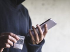 Un uomo accusato di overdose mortale dalla vittima di stupro le ha scattato foto di nudo invece di chiedere aiuto