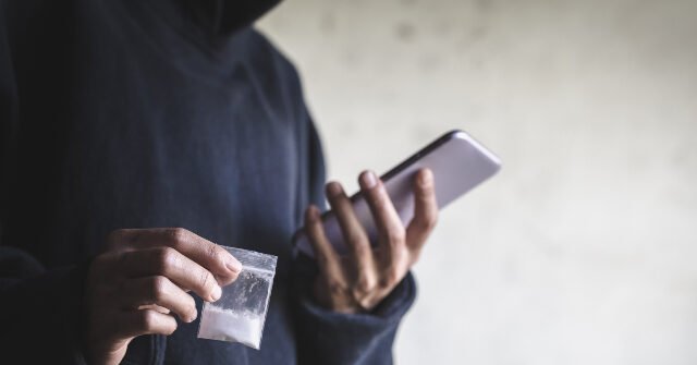 Un uomo accusato di overdose mortale dalla vittima di stupro le ha scattato foto di nudo invece di chiedere aiuto Un uomo accusato di overdose mortale dalla vittima di stupro le ha scattato foto di nudo invece di chiedere aiuto