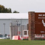 2 cittadini stranieri violano la base britannica che ospita un importante hub di intelligence degli Stati Uniti e della NATO nel contesto di un’espansione da 556 milioni di dollari