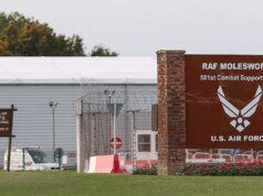 2 cittadini stranieri violano la base britannica che ospita un importante hub di intelligence degli Stati Uniti e della NATO nel contesto di un’espansione da 556 milioni di dollari