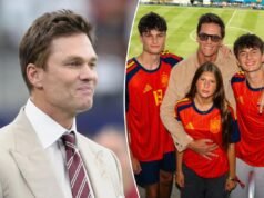 Tom Brady rende toccante omaggio ai bambini con una collana d’oro personalizzata