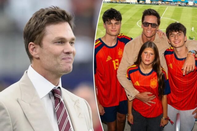 Tom Brady rende toccante omaggio ai bambini con una collana d’oro personalizzata Tom Brady rende toccante omaggio ai bambini con una collana d’oro personalizzata
