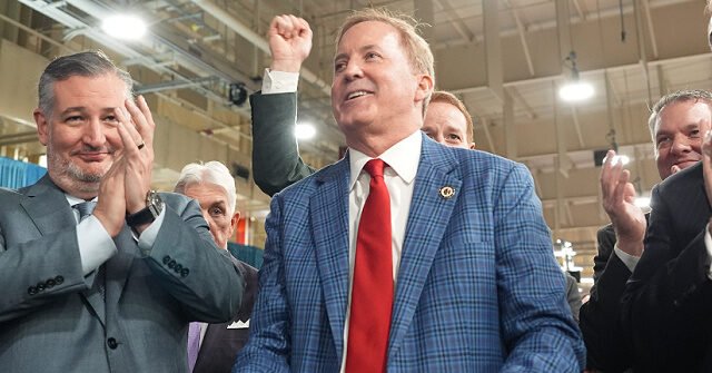 I repubblicani del Texas spendono circa 7,7 milioni di dollari al giorno per sostenere Ken Paxton I repubblicani del Texas spendono circa 7,7 milioni di dollari al giorno per sostenere Ken Paxton