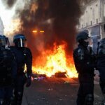 Il francese Macron accusa le proteste di “gruppi di estrema sinistra il cui obiettivo è far cadere la Repubblica”