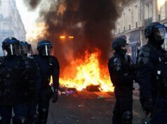 Il francese Macron accusa le proteste di “gruppi di estrema sinistra il cui obiettivo è far cadere la Repubblica”