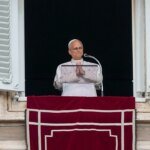 Papa Leone è stato accolto di nuovo mentre pronuncia la preghiera dell’Angelus giorni dopo l’intervento chirurgico per un cancro ai polmoni