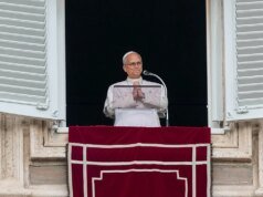 Papa Leone è stato accolto di nuovo mentre pronuncia la preghiera dell’Angelus giorni dopo l’intervento chirurgico per un cancro ai polmoni