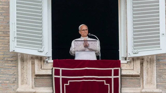 Papa Leone è stato accolto di nuovo mentre pronuncia la preghiera dell’Angelus giorni dopo l’intervento chirurgico per un cancro ai polmoni