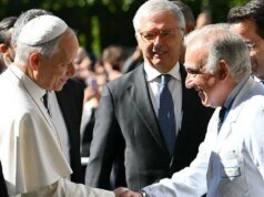 A Papa Leone viene diagnosticato un cancro ai polmoni dopo che i chirurghi hanno rimosso parte del polmone destro, dice il Vaticano