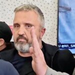I manifestanti prendono d’assalto la stazione televisiva serba pro-Vucic dopo la sua sconfitta alle urne