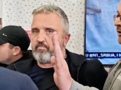I manifestanti prendono d’assalto la stazione televisiva serba pro-Vucic dopo la sua sconfitta alle urne
