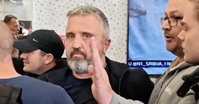I manifestanti prendono d’assalto la stazione televisiva serba pro-Vucic dopo la sua sconfitta alle urne
