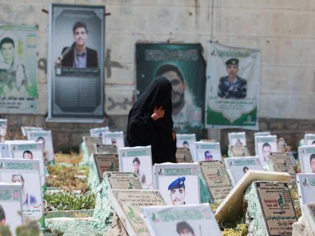 Dopo il funerale del ‘martire’: le famiglie lasciate dalla guerra in Yemen Dopo il funerale del ‘martire’: le famiglie lasciate dalla guerra in Yemen