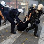 I rivoltosi albanesi si scontrano con la polizia per il governo socialista mentre si diffondono i disordini in Europa