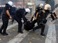 I rivoltosi albanesi si scontrano con la polizia per il governo socialista mentre si diffondono i disordini in Europa