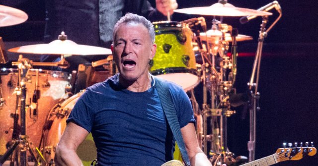 Video: L’headliner Bruce Springsteen si scaglia contro l’ICE al festival anti-Trump di medio termine “Potere al popolo” Get Out the Vote Video: L’headliner Bruce Springsteen si scaglia contro l’ICE al festival anti-Trump di medio termine “Potere al popolo” Get Out the Vote