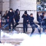 La mano di un adolescente viene fatta saltare dalla granata della polizia durante le proteste studentesche francesi: rapporto