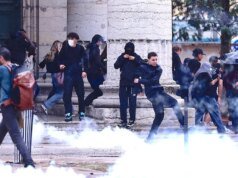La mano di un adolescente viene fatta saltare dalla granata della polizia durante le proteste studentesche francesi: rapporto