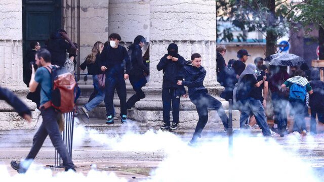 La mano di un adolescente viene fatta saltare dalla granata della polizia durante le proteste studentesche francesi: rapporto La mano di un adolescente viene fatta saltare dalla granata della polizia durante le proteste studentesche francesi: rapporto