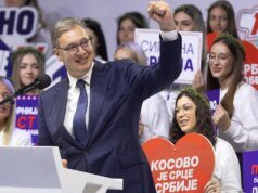Il leader di lunga data della Serbia affronta la più grande prova politica mentre gli studenti lanciano la sfida elettorale